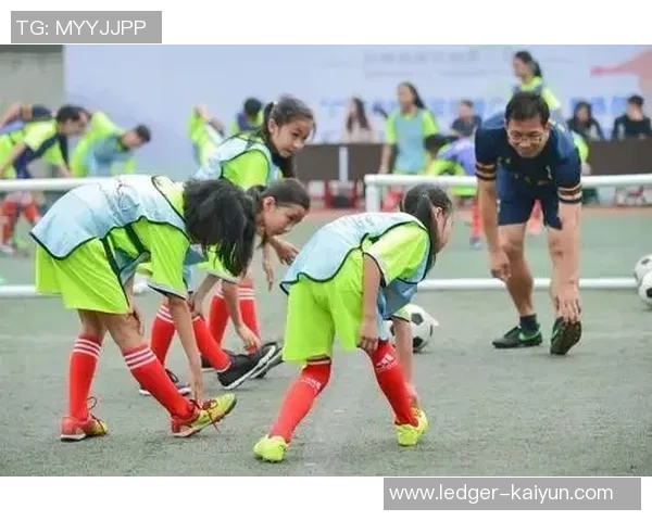 足球小将意外受伤赛季前景堪忧队友齐心协力助其早日康复