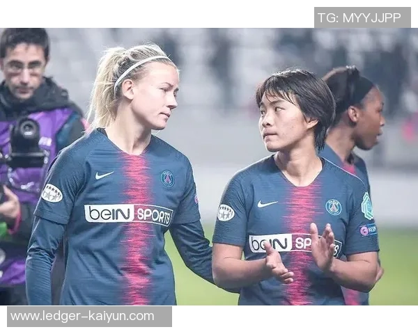 足球运动员的内衣时尚与运动表现之间的微妙关系探讨